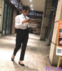 潛入廁拍餐廳漂亮的美女服務員