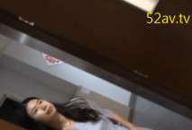 外語學院細豎條連衣裙白皮鞋長髮漂亮的學姐