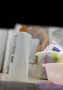 門縫底下偷窺姐姐洗澡