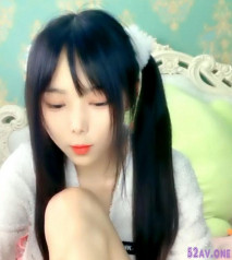 18歲萌萌蘿莉【酸辣雞米花】身材比例不錯，胸部粉嫩，B毛整齊，跳舞揉奶，不可多得的美人！