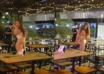 女貌似喝醉了跳脫衣舞大家看,吃個宵夜還有這種福利