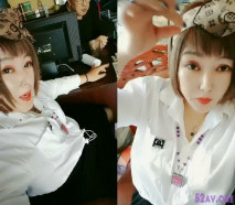 老爸在旁邊，騷貨就在一邊拿AV棒自慰騷穴，給狼友看特寫淫水噴一地，邊跟老闆聊天邊陪狼友刺激，不要錯過