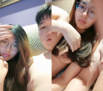 年輕小夥跟她的風騷女友鏡頭前啪啪直播給狼友看，清純顏值帶個眼鏡讓小哥吃奶，口交大雞巴，壓在身下爆操