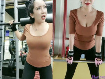 爆乳熟女少婦【蜜臀御姐】健身房塞跳蛋訓練，啞鈴、臀部，跳蛋一直震騷逼，實在受不了跑到廁所解渴！