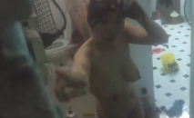 爬牆偷看隔壁大奶少婦洗澡 伸手過來關燈嚇了我一跳 以為被發現了