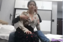 油哥酒店約炮偷拍年輕漂亮的服裝店少婦老闆娘，極品豪乳觀音坐蓮好銷魂