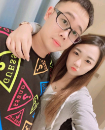 台灣情侶在家裡的床上自拍