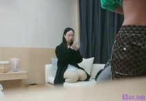 戰神小利經典又純又欲眼鏡妹返場，脫掉衣服就是插嘴，翹起屁股帶著眼鏡操，側入打樁抽插猛操，搞到受不了