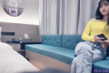 華北丶約啪黃衣服牛仔褲外圍妹子，毛毛濃密掰穴摸逼，鏡頭前口交舔屌，雙腿肩上扛抽插猛操