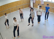 【舞蹈室破解】裡面的小姐姐身材好人又漂亮，‘22345678，32345’，姿勢優美的舞蹈！
