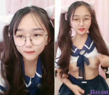 一線天白虎肥逼卡哇伊萌妹學生制服網襪，開檔張開雙腿假屌摩擦，翹起性感大屁股扭動，掰穴假屌插入呻吟嬌喘