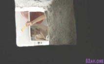 偷拍合租妹子洗澡，竟然偷偷用我剃鬚刀刮腋毛