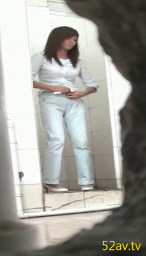 全景廁拍有點傲嬌的豹紋內褲小美女尿完直接穿