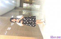 大神潛入辦公樓近距離偷拍新來的美女實習生