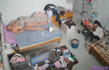 黑客破解家庭網路攝像頭偷拍不講究的公公當著兒媳婦的面脫褲午睡，晚上和老婆做愛