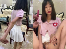 網約髮型師上門修剪頭髮 讓他看我道具插穴自慰,伸手進去摸了一下我奶子，也不知道他面雞巴硬了沒！