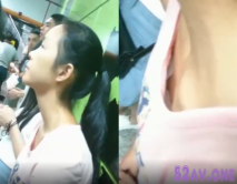 地鐵偷窺清純漂亮美眉奶子 胸前那顆粉嫩的葡萄好大