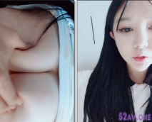 清純系00後嫩妹頂級一線天白虎美穴，撩起衣服揉捏白嫩奶子，特寫逼逼真無毛一條線，掰開給你看小穴超緊致