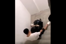 下樓看到這一幕我都不好意思走了，現在年輕人玩的真開放