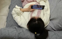 超頂推特調教母狗大神▌我不是AV男優▌劇情回家的誘惑 偷聽姐夫做愛 在客廳裡看AV自慰 被姐夫發現中出嫩穴