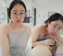 我在玩手機，穿著灰色吊帶的妹妹戴著她的大鏡子給我口爆，自己上來觀音坐蓮，後入啪啪啪