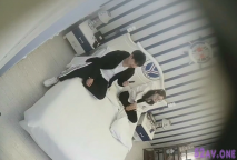 酒店偷拍外表清純眼鏡妹與帥男友開房,看得出剛戀愛不久首次開房都很拘謹,纏綿聊了半天才開始進入正題