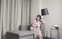 大叔網約170CM極品顏值大長腿美妞，堅挺白嫩奶子，身材很棒，埋頭舔逼吸吮舔屌，抱著肥臀後入打哼哼騷叫