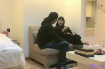 【大叔酒店約操氣質美妞】先聊聊天培養感情，手指磨蹭多毛騷穴 ，騎上來喜歡舌吻，張開雙腿大屌爆插，美女不怎麼喜歡叫