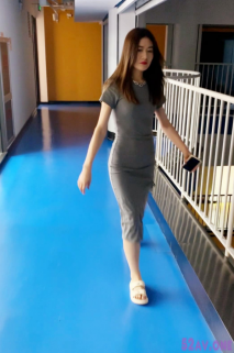 辦公樓穿涼拖濃妝打扮美艷老闆娘,支楞著兩片薄唇實在是太欠操了