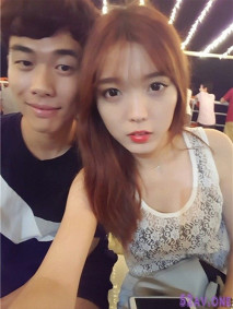 【最高端洩密】暗戀女神範妹子迷醉暈倒之後各種玩弄，小穴菊花指插好緊致別樣感覺 完美露臉