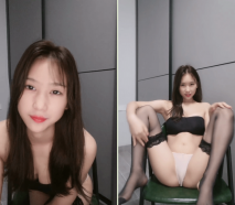 甜美20小妹新人來襲！大長腿和炮友操逼，靈活小舌頭舔屌，跪在椅子上後入美臀