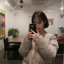 愛自拍的清純可愛18小女友，喜歡吃香腸口活很棒，小美女很聽話，翹起屁股美臀多毛騷逼，大屌插入小穴很緊，搞起來還有點羞澀