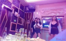 KTV選了個顏值不錯的大奶陪唱女，唱完歌就把衣服扒光了揉奶子，主動上位後入操大屁股直接幹射