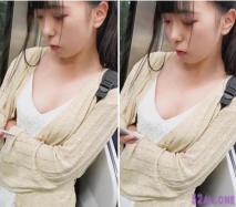 地鐵上偶遇小美女專心玩手機，乘機狂拍她漏出的大奶小葡萄