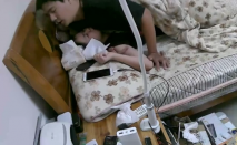 同居學妹想睡覺硬被男友吵著想打炮 學妹吹喇叭很累貌似還吃了根屌毛