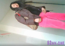 女廁偷拍粉褲長腿漂亮美媚，最後出門的時候發現褲子沒穿