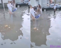 淹水了 妹子撩起裙子過馬路 這是忘了穿內褲了嗎？