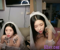 穿著婚紗操逼玫瑰紋身小姐姐激情大戰，深喉口交活很不錯，無毛美穴上位騎乘，特寫屁股快速打樁，邊操邊騷話不斷