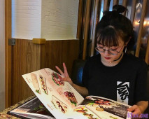 氣質短髮眼鏡小美女，賓館被拍打大肉臀，騷逼吹蕭，被深插 叫聲好爽啊！