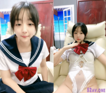 清純乖巧鄰家妹妹新買的學生制服，穿上給大家看，撩起裡面穿著連體內褲，掰開粉穴特寫，手指扣入表情很享受