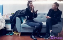 本人比照片還好看的妹子不多見啊，笑起來甜甜的 太像奶茶妹妹了，穿的太厚了，脫光 身材真棒，大長腿九頭身啊，狠幹出好多水