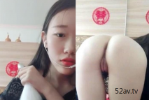 剛結婚的的漂亮妹子在新娘房開直播 身材好逼粉一看就性經驗不多 她老公幸福了