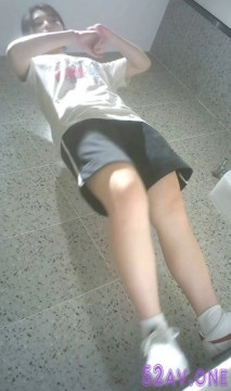 最新全鏡偷窺愛運動熱褲清純美眉噓噓 大白美股 一戳毛毛好性感 一線天超嫩