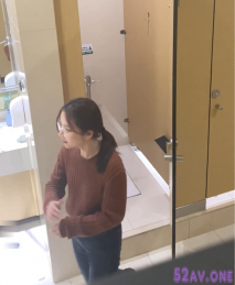 商場女廁偷窺 長靴眼鏡MM的小嫩鮑