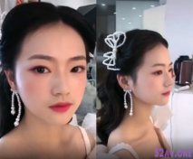 婚紗店化妝師給新娘子化妝,旁邊的小哥拿手機把新娘子胸前的一點秘密全拍光了