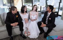 兩對新婚夫婦尋求刺激分別把穿婚紗的漂亮新娘獻出白潔性感大力抽插碰撞這樣的性愛刺激沖動啊