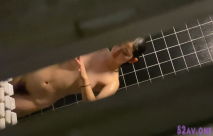 放暑假了表妹來家裡小住幾天 晚上在窗戶上留的小縫偷窺她洗澡 身材非常好 下面都硬了