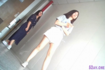 2021精品廁拍前後景-最新電子廠流出正面全景粉紅內褲氣質漂亮美女躲著廁所專心玩手機