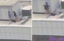 天震嗎 小情侶本想著天台沒人 哪知道被對面樓拍個正著