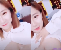 年輕性感漂亮老師在辦公室直播露出雪白的大奶 還不斷跟男教師對話聊天 刺激 老師太正點了